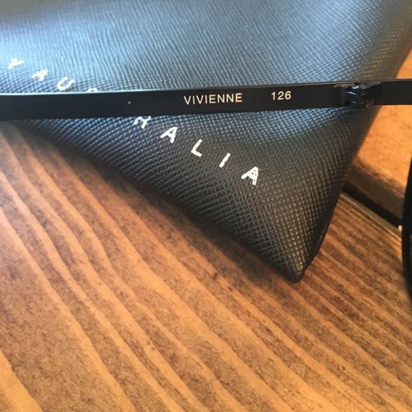 Quay Australia vivienne Black Sunglasses - Picture 5 of 5